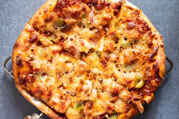 Photo of a tandoori chicken pizza